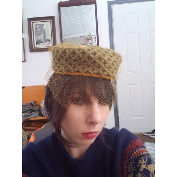 50s/60s Green and Yellow Pillbox‎ Hat with Lace Veil - Picture 6 of 6